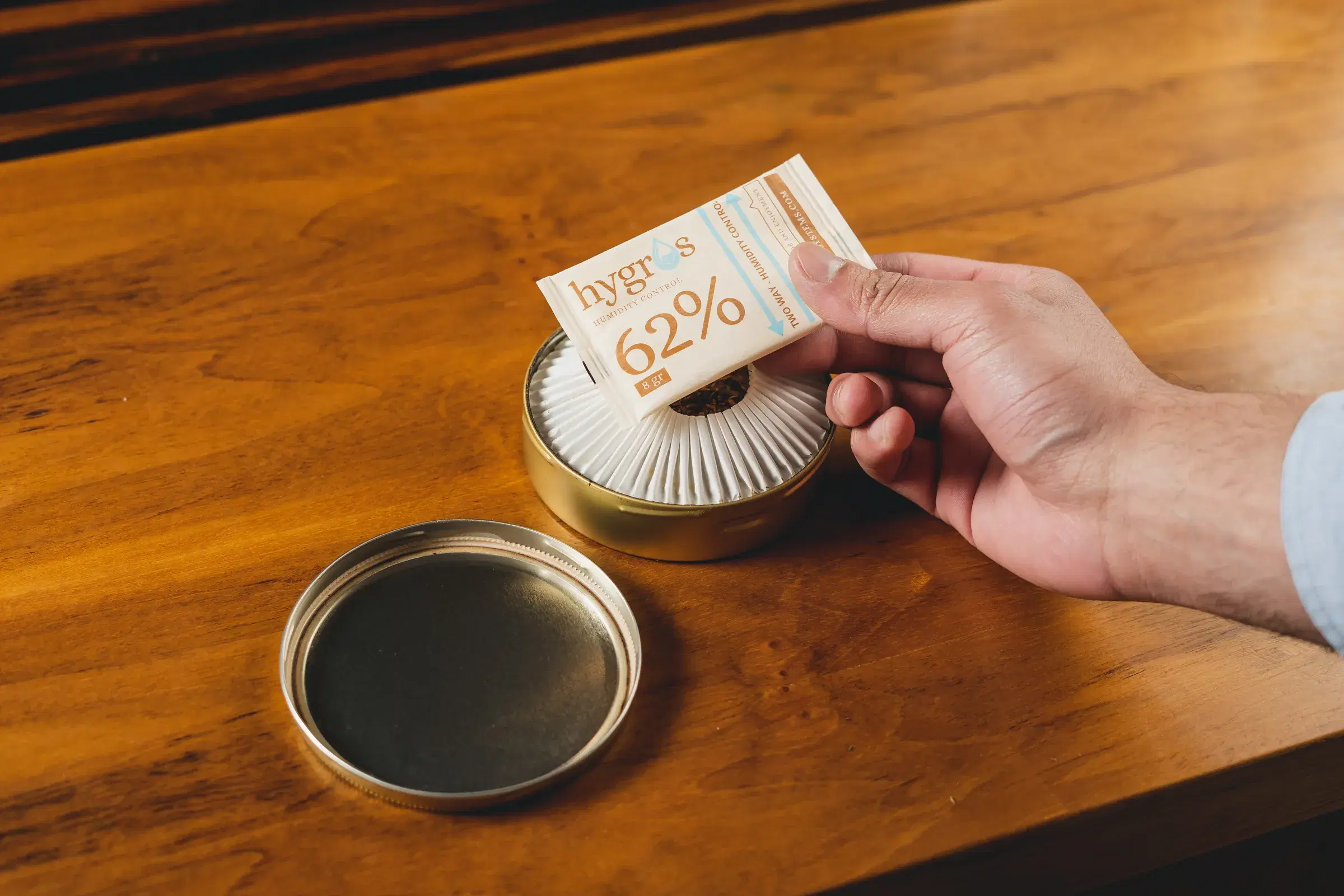 Bolsa de humedad Hygros 62% en lata de tabaco